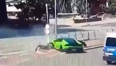 coatto con rolex sul motorino|Insegue il ladro del suo Rolex in Lamborghini: il finale però è da .